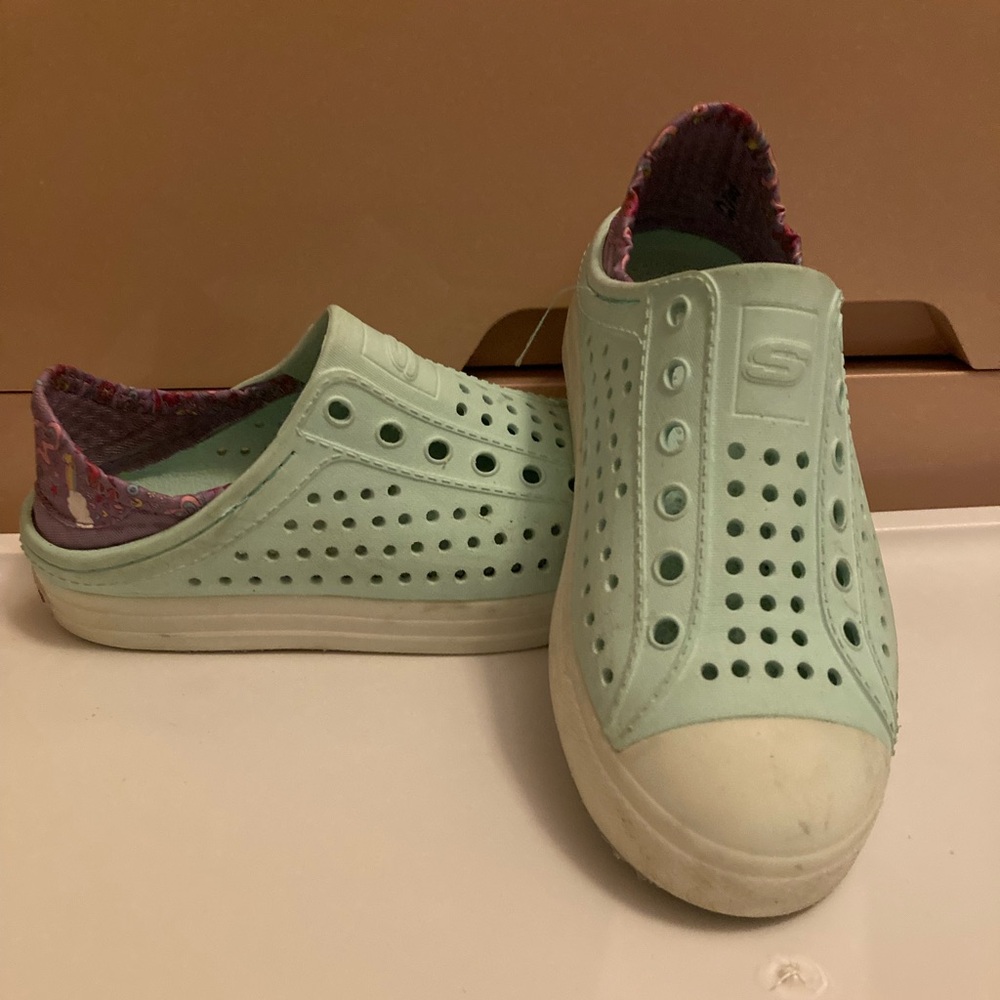 Girl’s Sketchers light up foamies size 2